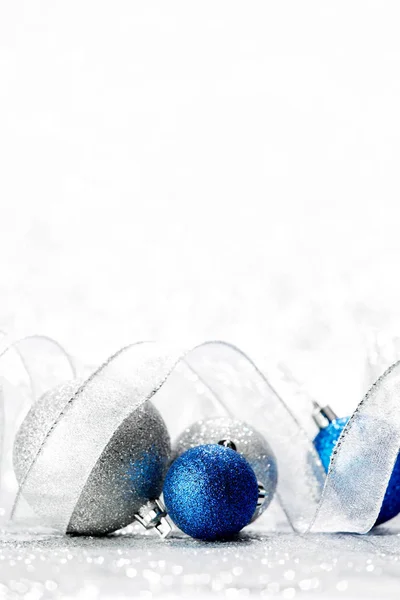 Срібні Сині Декоративні Різдвяні Кульки Фоні Боке — стокове фото