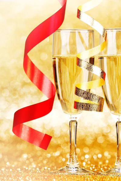 Glasses Champagne Red Ribbons Golden Background — Stock Photo, Image