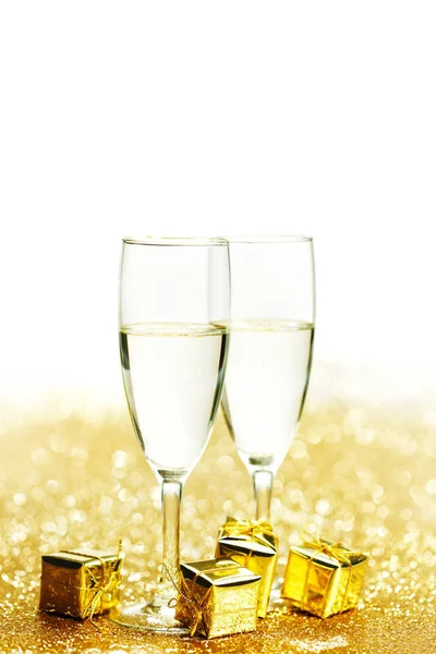 Champagnergläser Und Geschenke Auf Glitzern Mit Weißem Kopierraum — Stockfoto