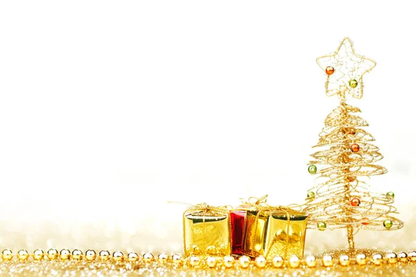 Decoratieve Gouden Speelgoed Kerstboom Cadeautjes Geïsoleerd Wit — Stockfoto