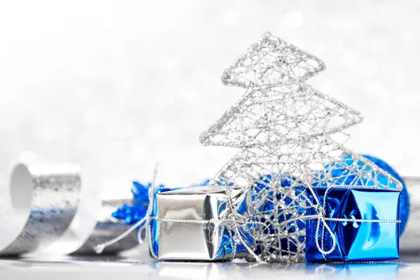 玩具银装饰圣诞树上闪烁背景 — 图库照片