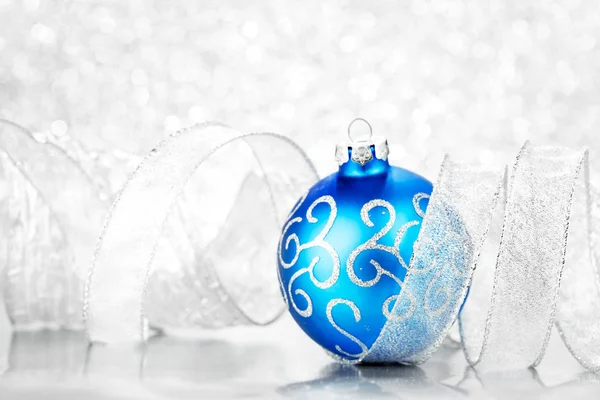 Hermosa Bola Navidad Azul Cinta Fondo Abstracto Brillo Primer Plano —  Fotos de Stock