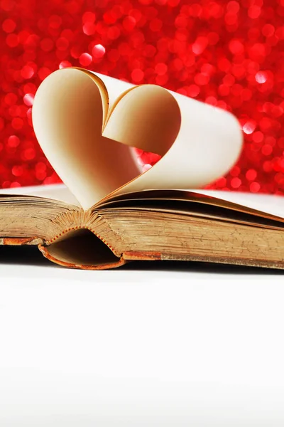 Kitap Sayfalarından Yapılmış Kalp Okumayı Sevmek Sevgililer Günü Konsepti — Stok fotoğraf