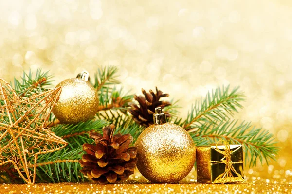 Cartão Natal Com Ramo Abeto Decorações Fundo Dourado Gitter — Fotografia de Stock