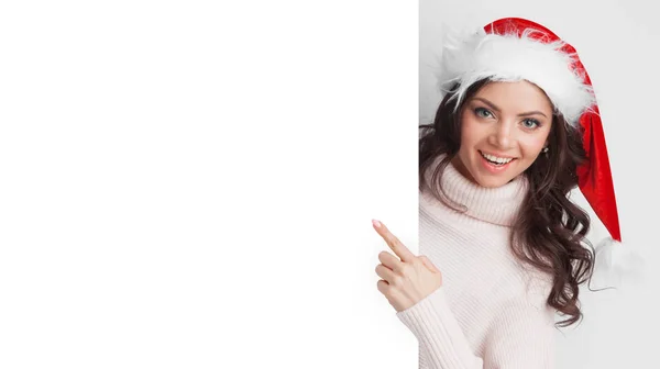 Portrét Šťastná Dívka Vánoční Čepice Držení Plakát Směřující Kopírování Prostor — Stock fotografie
