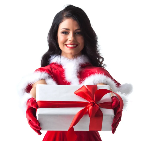 クリスマス ギフト ボックスを与える赤いサンタ クロースの衣装の女性 — ストック写真