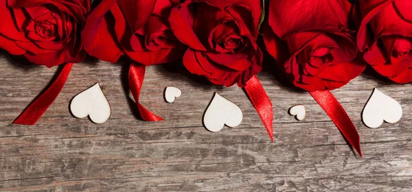 Cintas Rosas Corazones Madera Sobre Fondo Madera Día San Valentín — Foto de Stock