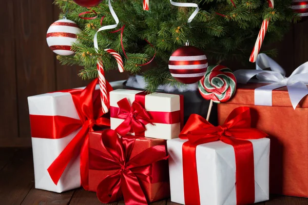 Árbol Navidad Decorado Con Cajas Regalo Sobre Fondo Madera — Foto de Stock