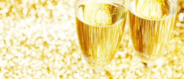 Paar Champagnerflöten Auf Glänzendem Glitzerhintergrund — Stockfoto