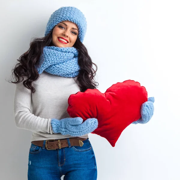 Güzel Gülümseyen Esmer Kadın Kışlık Şapkası Eşarbı Ile Kırmızı Bir — Stok fotoğraf