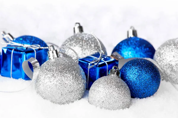 Vackra Olika Blå Och Silver Jul Inredning Snö Närbild — Stockfoto