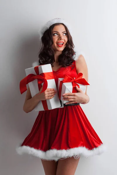 興奮した驚きの女性で赤サンタクラス衣装開催クリスマスプレゼント — ストック写真