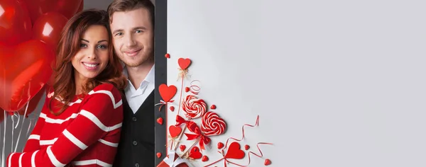 Šťastný Pár Pózuje Valentýna Dekorace Bílou Kopií Prostoru — Stock fotografie
