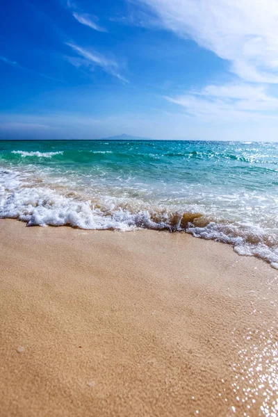 Onda Del Mare Sulla Spiaggia Tropicale Sabbiosa — Foto Stock