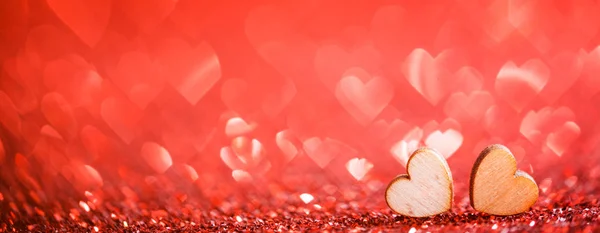 Dvě Dřevěná Srdce Červené Zářící Bokeh Srdce Pozadí Pro Valentýna — Stock fotografie