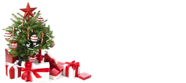 Árvore Natal Decorada Com Caixas Presente Isoladas Fundo Branco — Fotografia de Stock