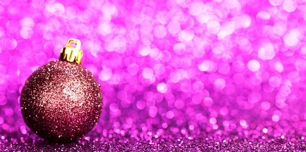 Красивый Фиолетовый Рождественский Бал Абстрактном Блестящем Фоне Крупным Планом — стоковое фото