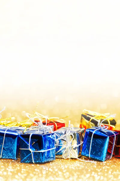 亮闪亮背景上假日装饰彩色礼品盒 — 图库照片