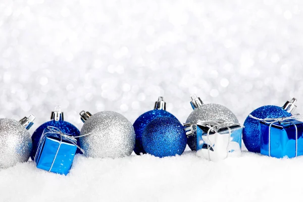 Zilver Blauw Kerstversiering Sneeuw Close — Stockfoto