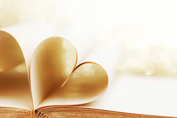 Srdce Knižních Stránek Čtení Lásky Valentýnský Koncept — Stock fotografie