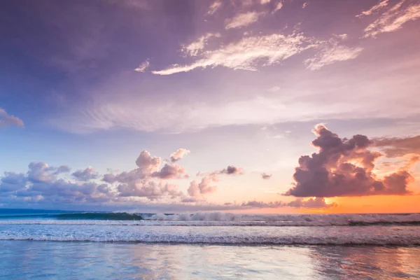 Zářící Barevné Moře Pláž Západ Slunce Bali Indonésie — Stock fotografie