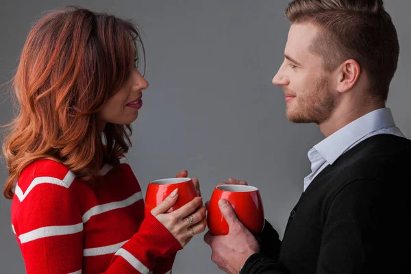 Güzel Birbirine Aşık Genç Bir Çift Ellerinde Kırmızı Bardaklarla Sevgililer — Stok fotoğraf