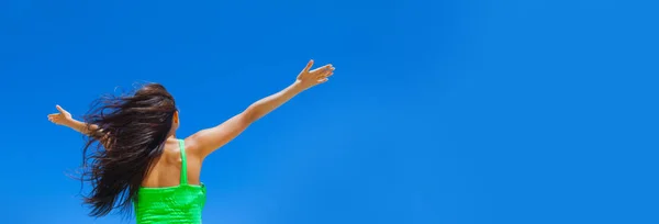 Jovem Com Mãos Levantadas Sobre Fundo Céu Azul — Fotografia de Stock