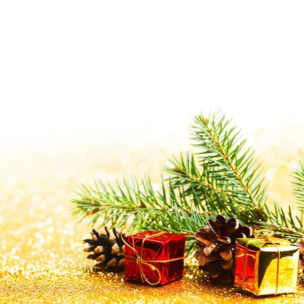 Tarjeta Navidad Con Rama Abeto Decoraciones Sobre Fondo Gitter Dorado Imagen De Stock