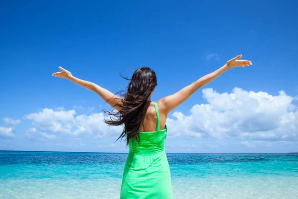 Vrouw Groene Jurk Poseren Tropische Zee Strand Met Armen Opgeheven — Stockfoto