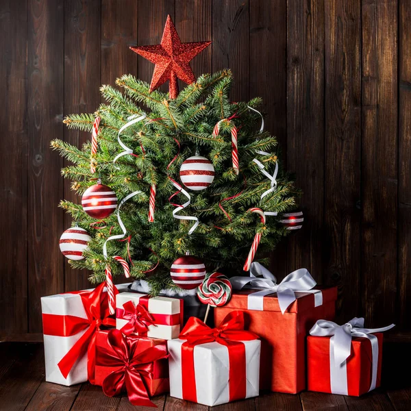 Árvore Natal Decorada Com Bastões Doces Estrela Bolas Listradas Caixas — Fotografia de Stock