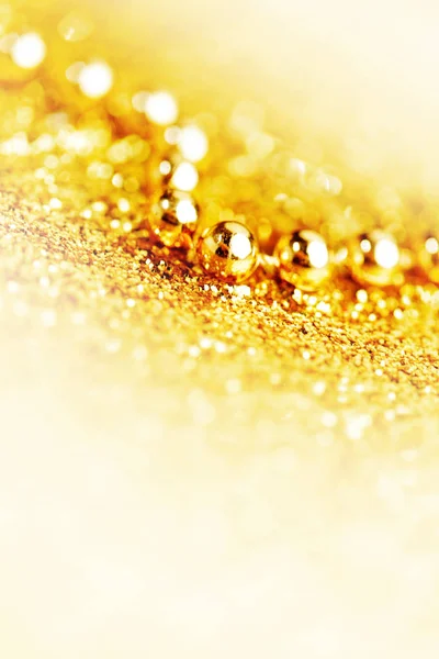 Złota Girlanda Choinkowa Błyszczącym Tle Zbliżenie — Zdjęcie stockowe
