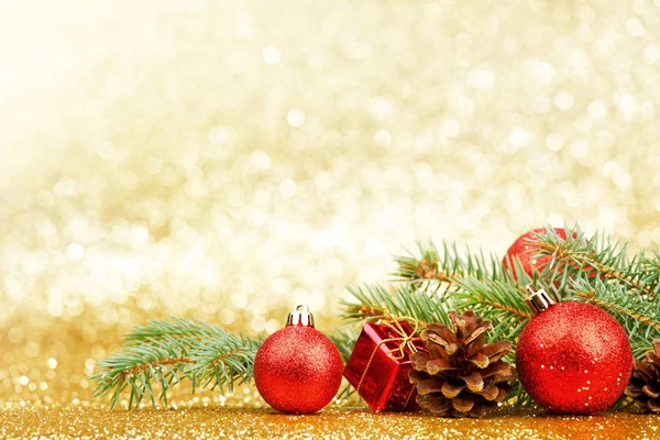 Χριστουγεννιάτικη Κάρτα Κλαδί Ελάτης Και Διακόσμηση Χρυσό Φόντο Glitter — Φωτογραφία Αρχείου