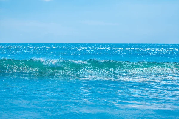 Blue Tropical Sea Waves Clear Sky Background — Stock Photo, Image