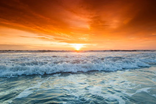 在美丽的夕阳西下的天空背景前 汹涌的海浪 — 图库照片