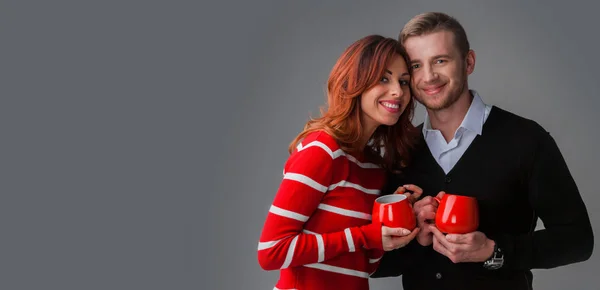 Beautiful Young Couple Love Looking Each Other Holding Red Cups — Stock Photo, Image