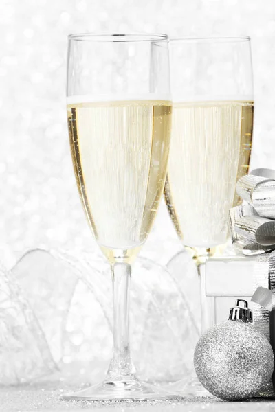 Due Bicchieri Champagne Decorazione Natalizia Sfondo Argento Bokeh — Foto Stock