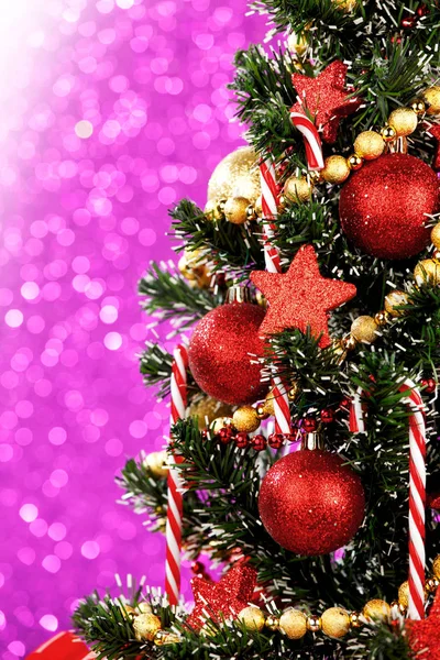Hermoso Árbol Navidad Decorado Sobre Fondo Púrpura Brillo —  Fotos de Stock