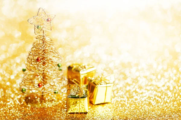 Bellissimo Albero Natale Decorativo Dorato Regali Sfondo Dorato Glitter — Foto Stock