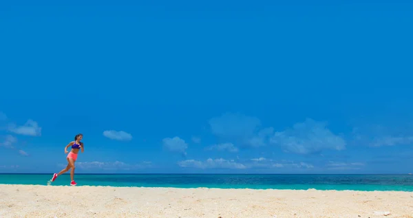 Young Woman Running Summer Beach Coast Ocean Blue Sky Background — Stock Photo, Image