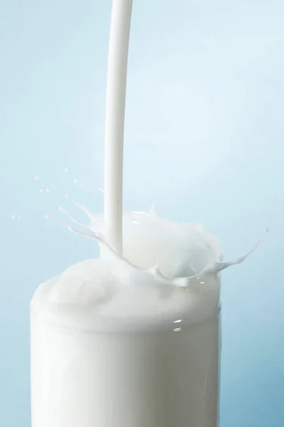 Střikem mléka ve skle — Stock fotografie