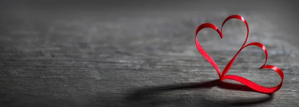 Dois Corações Fita Vermelha Fundo Madeira Conceito Dia Dos Namorados — Fotografia de Stock