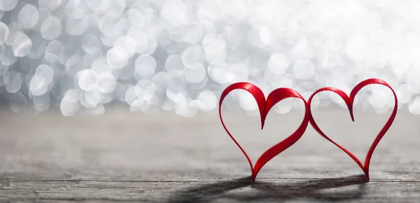 Dvě Červená Stuha Srdce Dřevěné Pozadí Valentýna Koncept — Stock fotografie