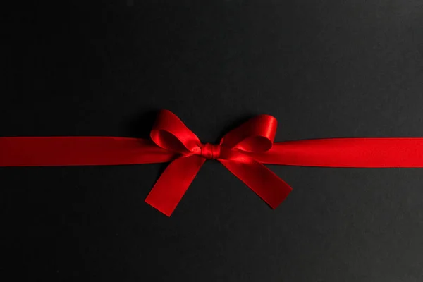 Arc Cadeau Rouge Sur Fond Noir — Photo