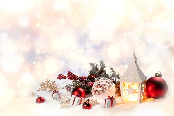 Weihnachtskarte Mit Geschenken Kugeln Weihnachtsmann Mütze Und Leuchtender Laterne Schnee — Stockfoto