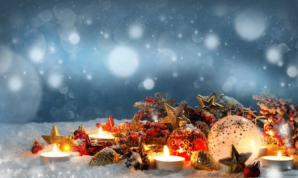 Свечи Рождественскими Украшениями Бока Падающий Снег Заднем Плане — стоковое фото