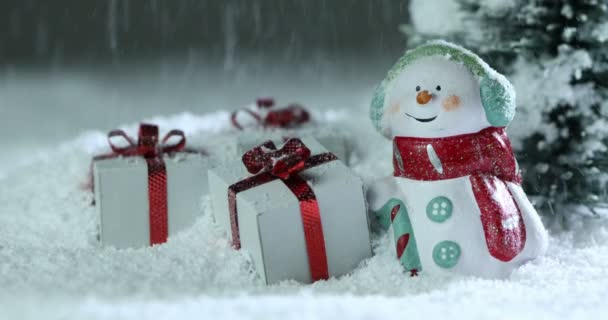 Hóember Fenyő Karácsonyi Ajándékokat Alá Esik Hófúvás — Stock videók