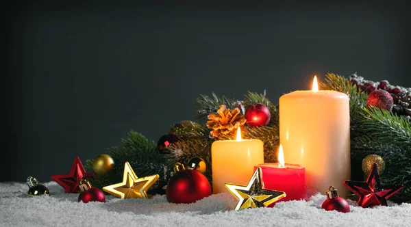 Vánoční Svíčky Tradičními Dekorativními Hvězdami Červené Ozdoby Borovicové Šišky Zelené — Stock fotografie
