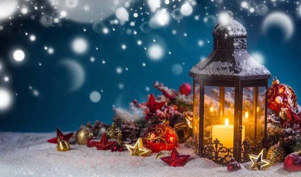 Brennende Kerzen Laterne Und Weihnachtsdekoration Auf Magischem Bokeh Licht Hintergrund — Stockfoto