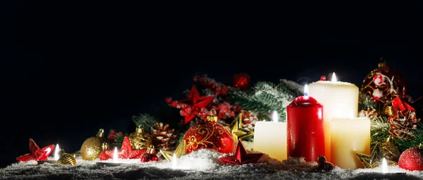 Queimando Velas Natal Com Estrelas Decorativas Vermelhas Douradas Bugigangas Cones — Fotografia de Stock