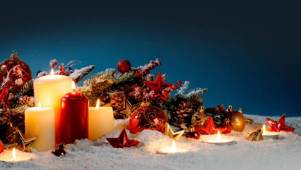 Brennende Weihnachtskerzen Mit Roten Und Goldenen Dekorsternen Kugeln Tannenzapfen Und — Stockfoto